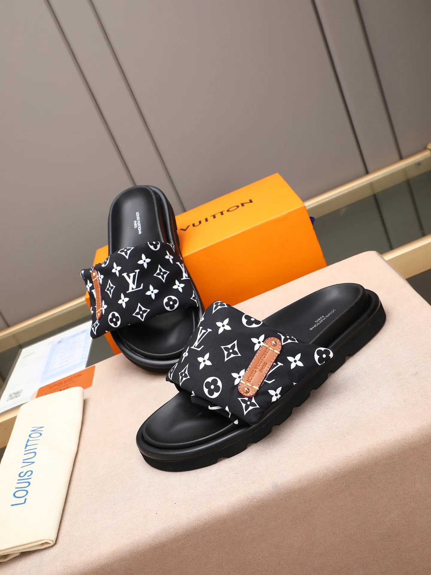 PP360 [LOUIS VUITTON] Louis Vuitton, LV printing, men's and women's slippers are on the market. The drawer box packaging comes with a cloth bag and a card. The upper pattern looks very soft and waxy, and it is a super versatile leg slimming tool. Fabric: imported denim/canvas/old fabric, LV hardware LOGO, official website pattern printing, comfortable to wear, feet: high-elastic PU water table. Sole: foam sole, heel height: about 5cm. Code number: 35-46, 35, 45, 46 are custom-made and non-returnable. Color: multiple colors and styles available.